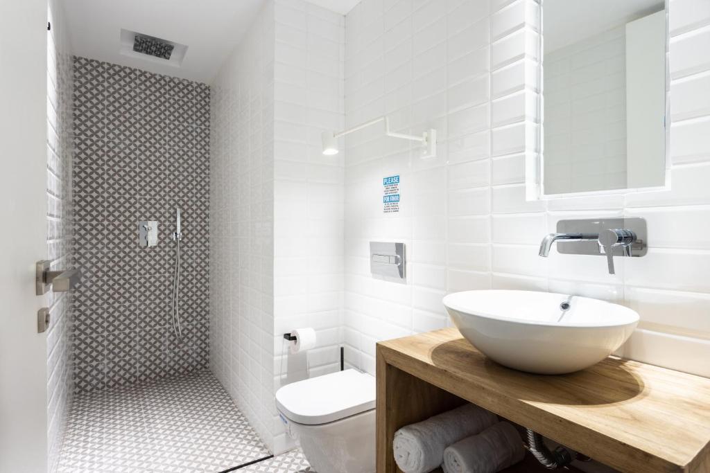 A bathroom at Home2Book Elegant Apartment Santa Cruz Center