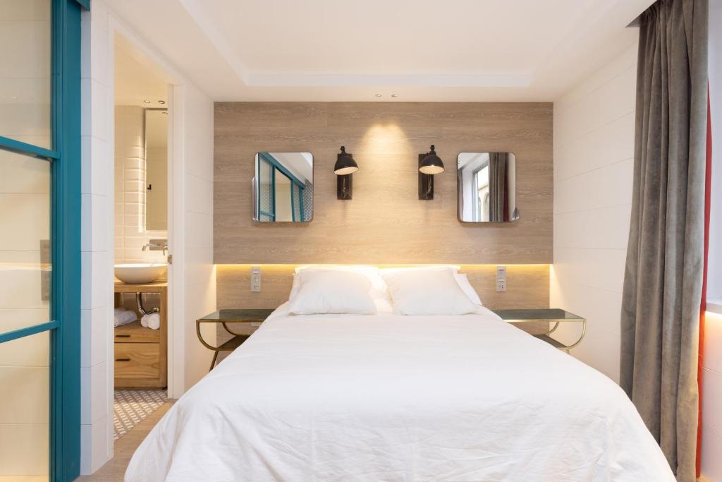 A bed or beds in a room at Home2Book Elegant Apartment Santa Cruz Center