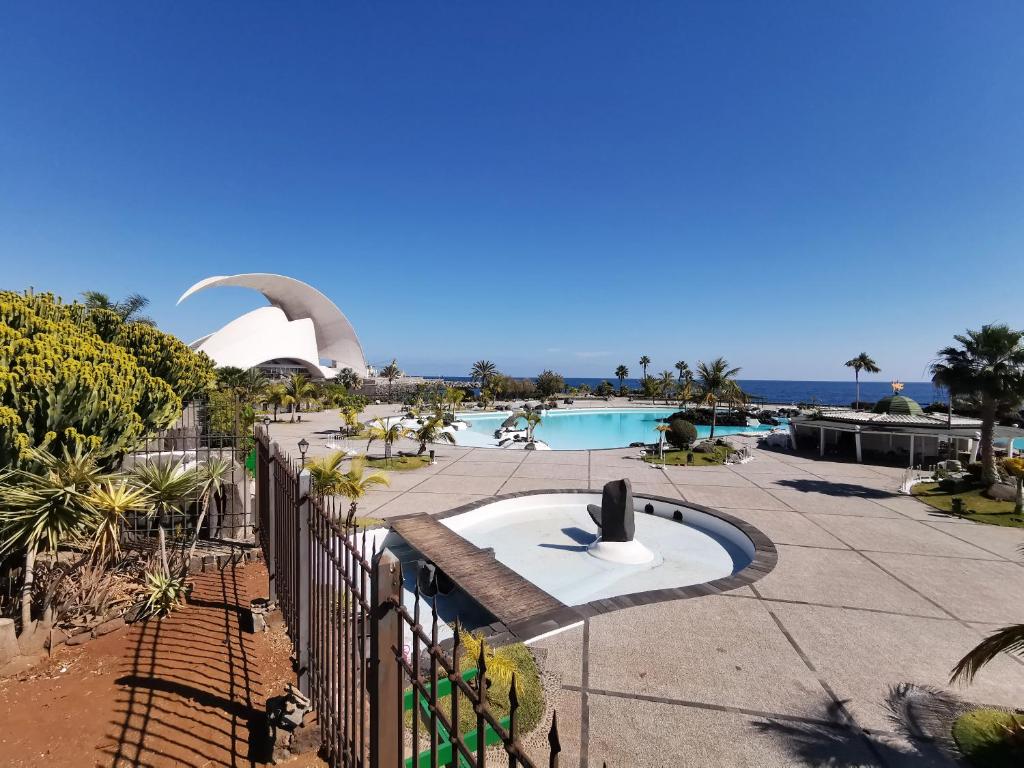 The swimming pool at or close to Home2Book Elegant Apartment Santa Cruz Center