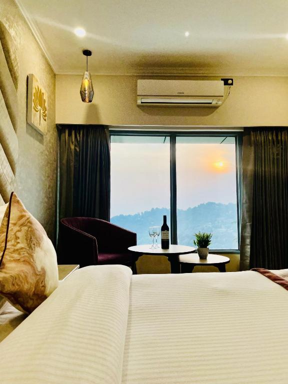 Postel nebo postele na pokoji v ubytování Amritara Surya, Mcleodganj, Dharamshala