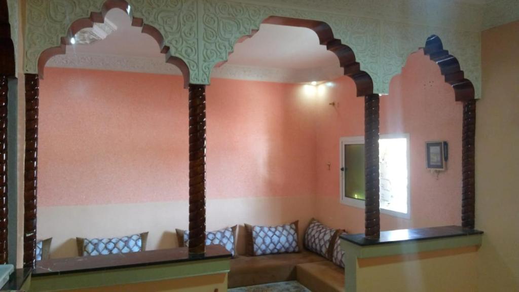 - un salon avec un canapé et un miroir dans l'établissement DAKHLA, à Dakhla