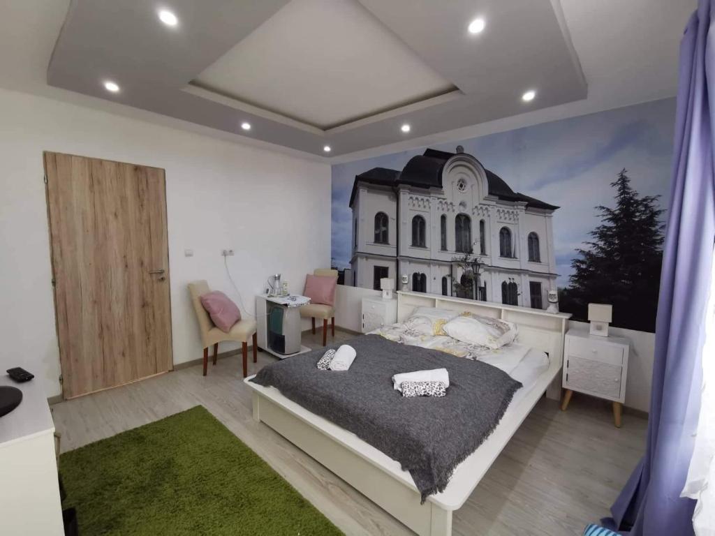 1 dormitorio con un mural en la pared en Centrum Villa Szolgáltatóház, en Tokaj