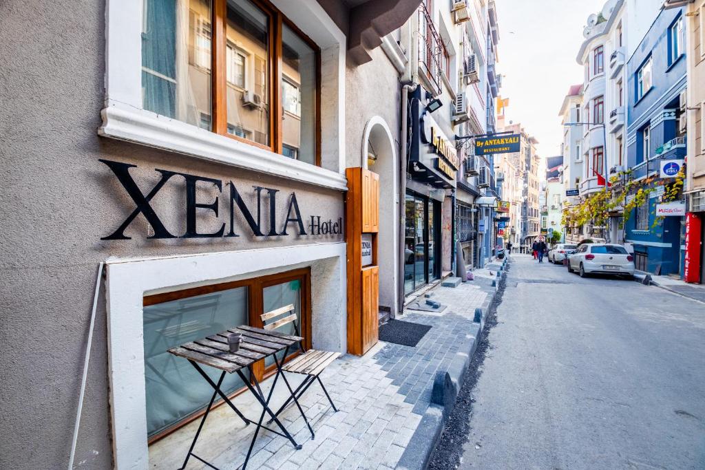 イスタンブールにあるXenia Hotel Taksimの通りの建物脇の看板