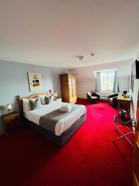 Postel nebo postele na pokoji v ubytování Dingle Marina Lodge