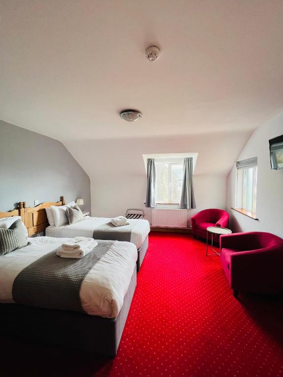 Postel nebo postele na pokoji v ubytování Dingle Marina Lodge