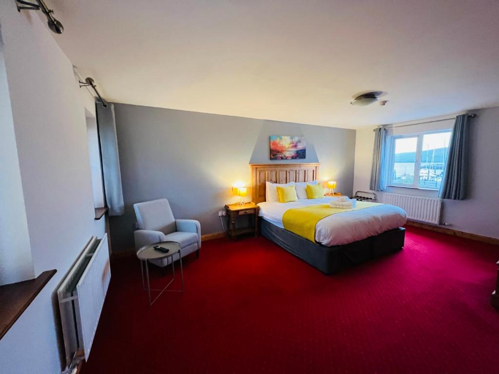 Postel nebo postele na pokoji v ubytování Dingle Marina Lodge