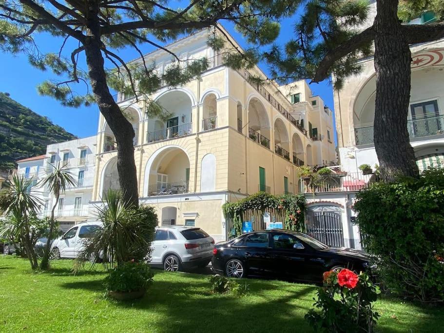 een groot gebouw met auto's geparkeerd voor het bij Amalfi Coast Boutique apartment -sea view - AQUAMARINA in Minori