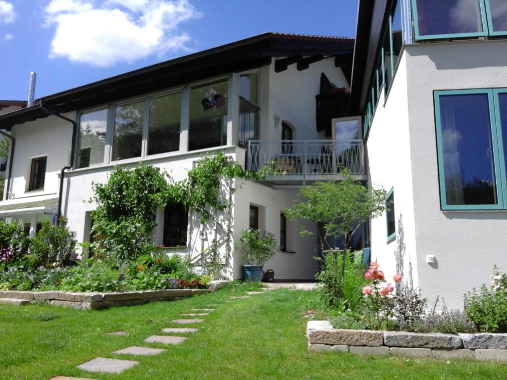 una casa con un jardín delante de ella en Sonnenloft Else und Studio Luise, en Neubeuern