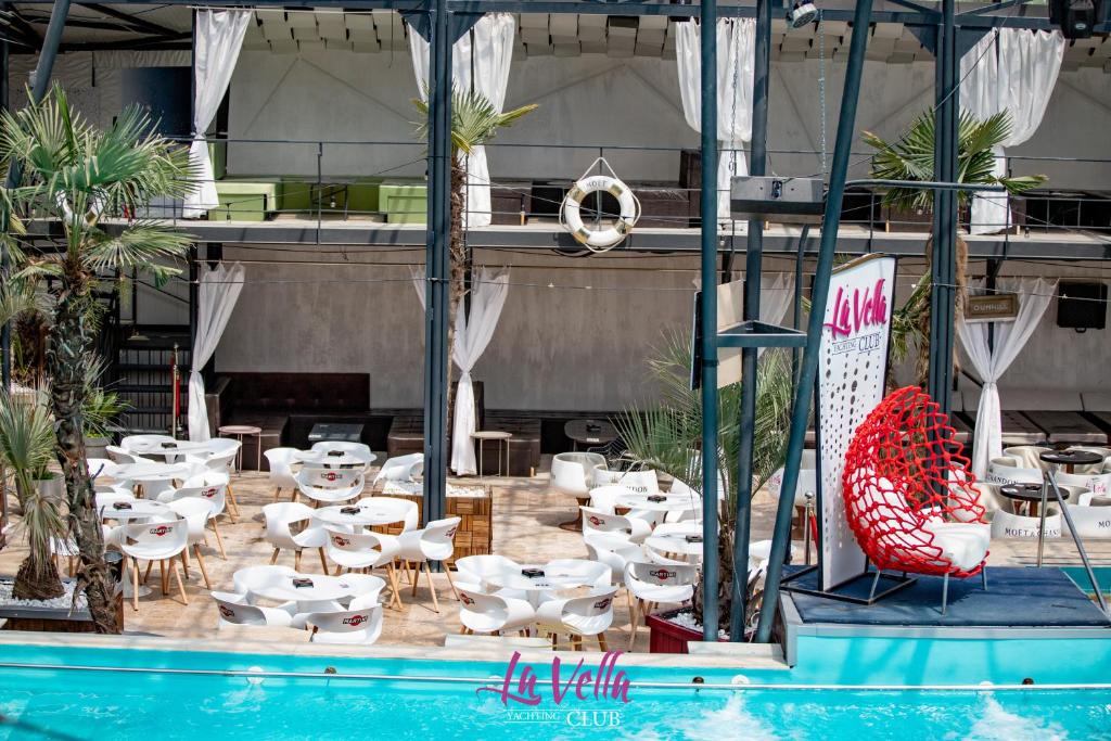 Bazén v ubytování La Vella Resort nebo v jeho okolí