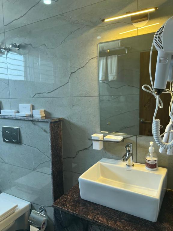 y baño con lavabo y espejo. en Clarks Inn , Airport Bangalore, en Yelahanka