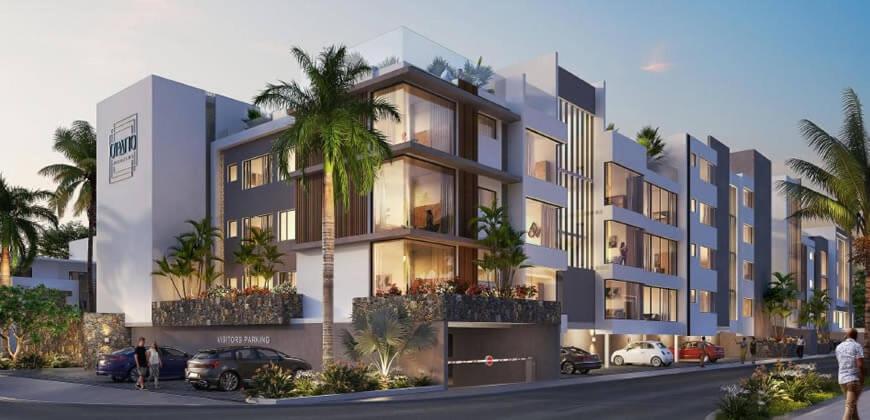 un gran edificio de apartamentos con palmeras en Cap Sud Apartment en Tamarin