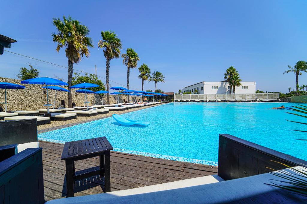 Bazén v ubytování Amareclub Baia Dei Turchi Resort - Adults Only nebo v jeho okolí