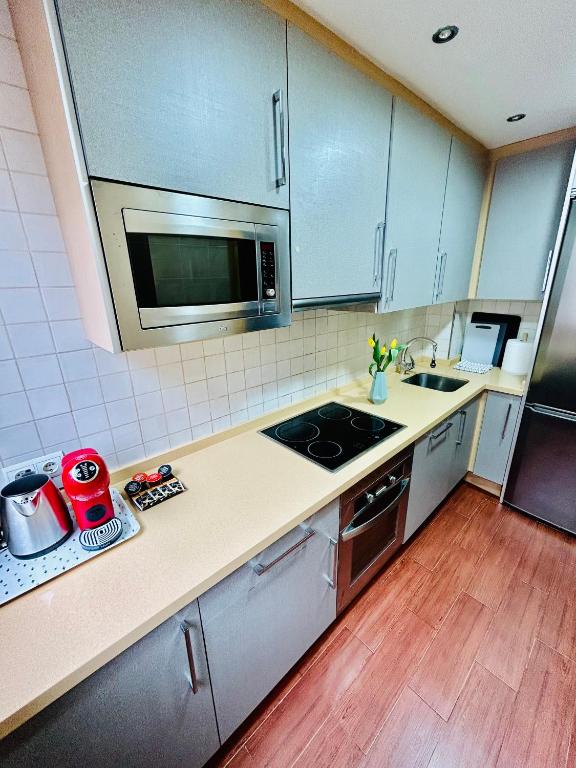 Kuchyň nebo kuchyňský kout v ubytování Yalta Apartments