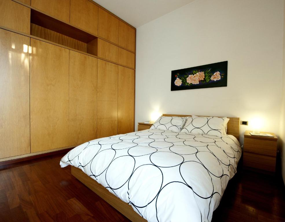 ローマにあるCorner Houseの大きなベッドと木製の壁が備わるベッドルーム1室が備わります。