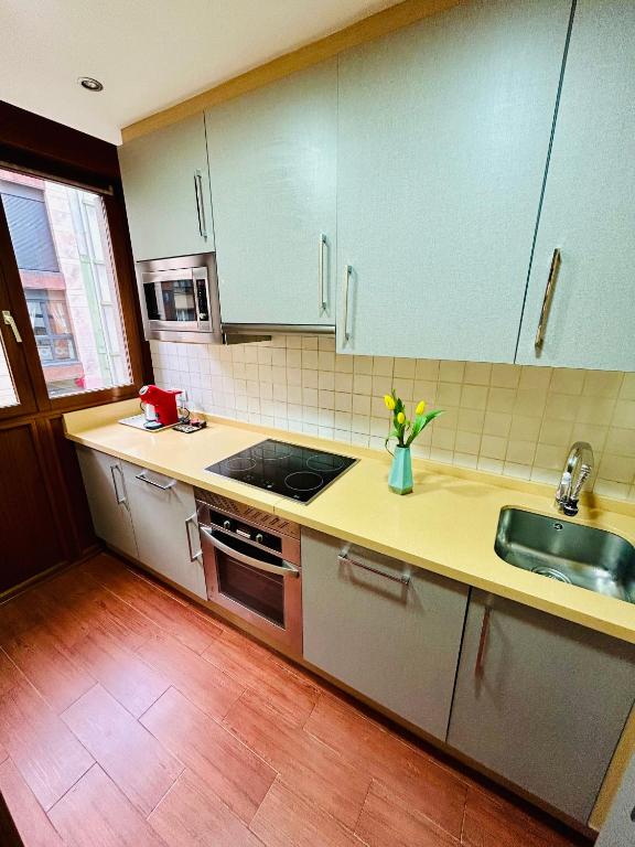 Kuchyň nebo kuchyňský kout v ubytování Yalta Apartments