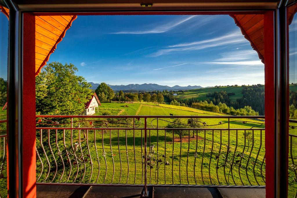 una casa de campo con vistas al campo desde la ventana en Willa Paula, en Ząb