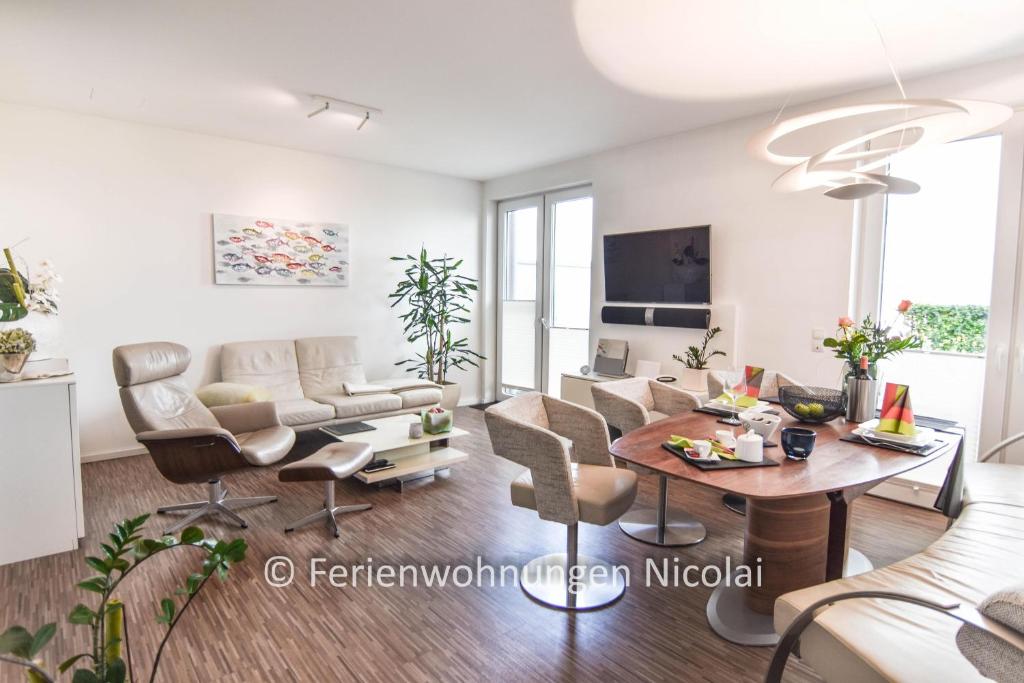 een woonkamer met een bank en een tafel bij Deichresidenz Stein in Stein