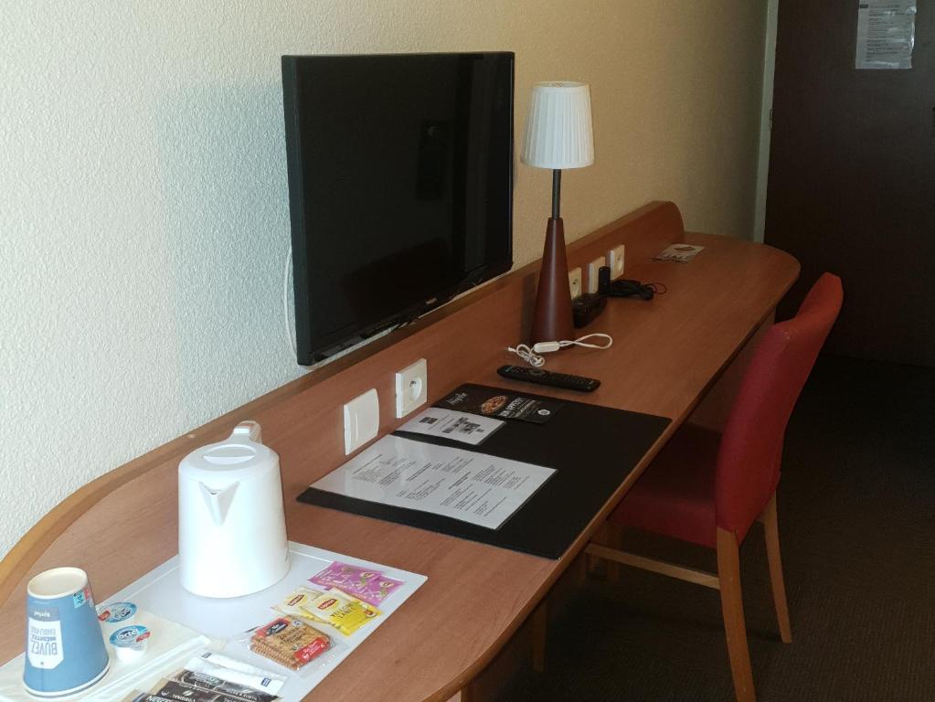 TV a/nebo společenská místnost v ubytování Kyriad Montargis Amilly