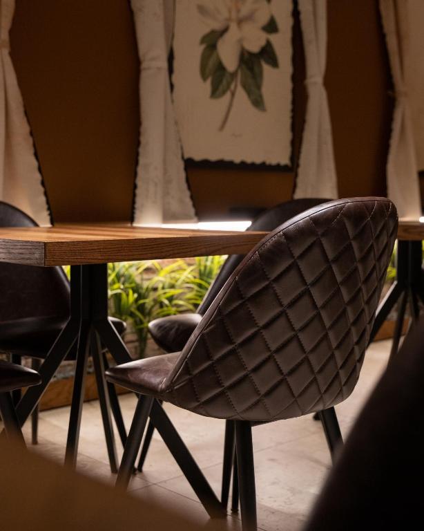 Posezení v ubytování Emery Hotel