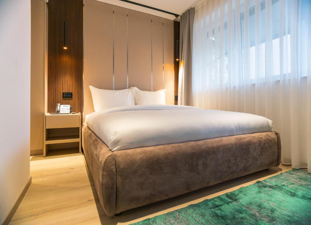 Postel nebo postele na pokoji v ubytování Emery Hotel