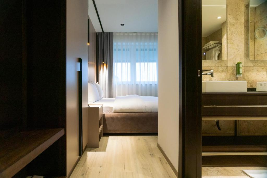 Postel nebo postele na pokoji v ubytování Emery Hotel