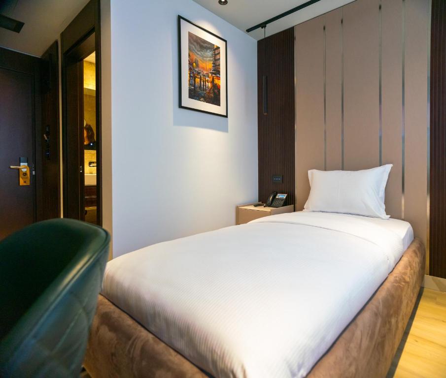 Postel nebo postele na pokoji v ubytování Emery Hotel