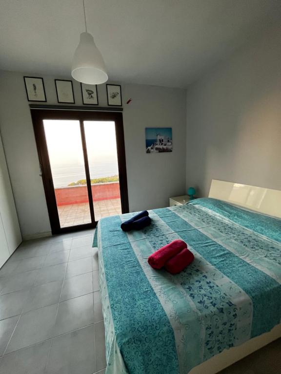 una camera con letto e vista sull'oceano di Villa Master a Cefalù