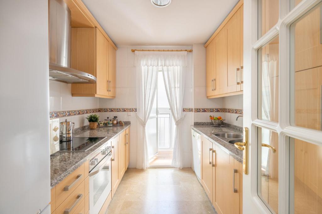 Kuchyň nebo kuchyňský kout v ubytování Ático 2 terrazas junto al mar by Rent Me