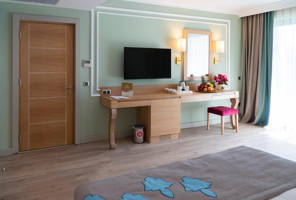 TV a/nebo společenská místnost v ubytování Adalya Art Side - Ultra All Inclusive