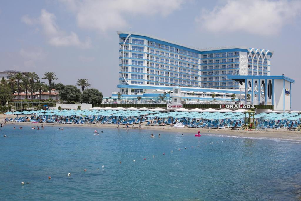 un grupo de personas nadando en el agua en una playa en Granada Luxury Beach-Ultra All Inclusive, en Avsallar