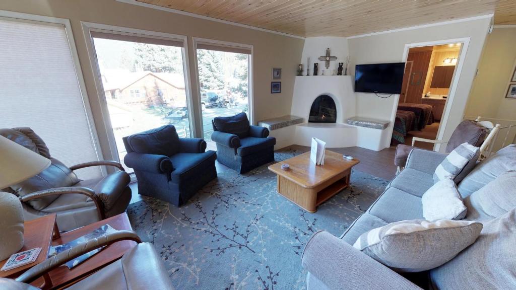 Frees Last Resort House With High Speed Wifi - Four-Bedroom Holiday Home