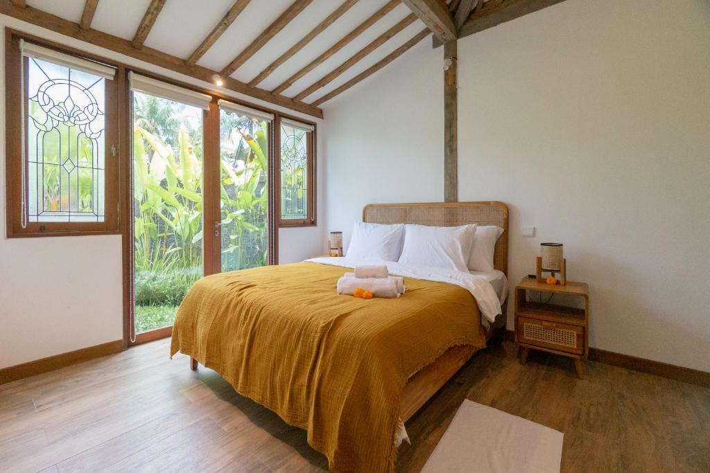 Un dormitorio con una cama con un osito de peluche. en Singgah di Ubud 1 en Ubud