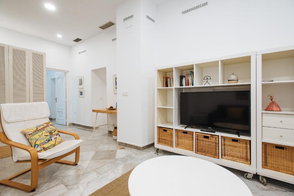 Telewizja i/lub zestaw kina domowego w obiekcie Apartamento cerca de la catedral