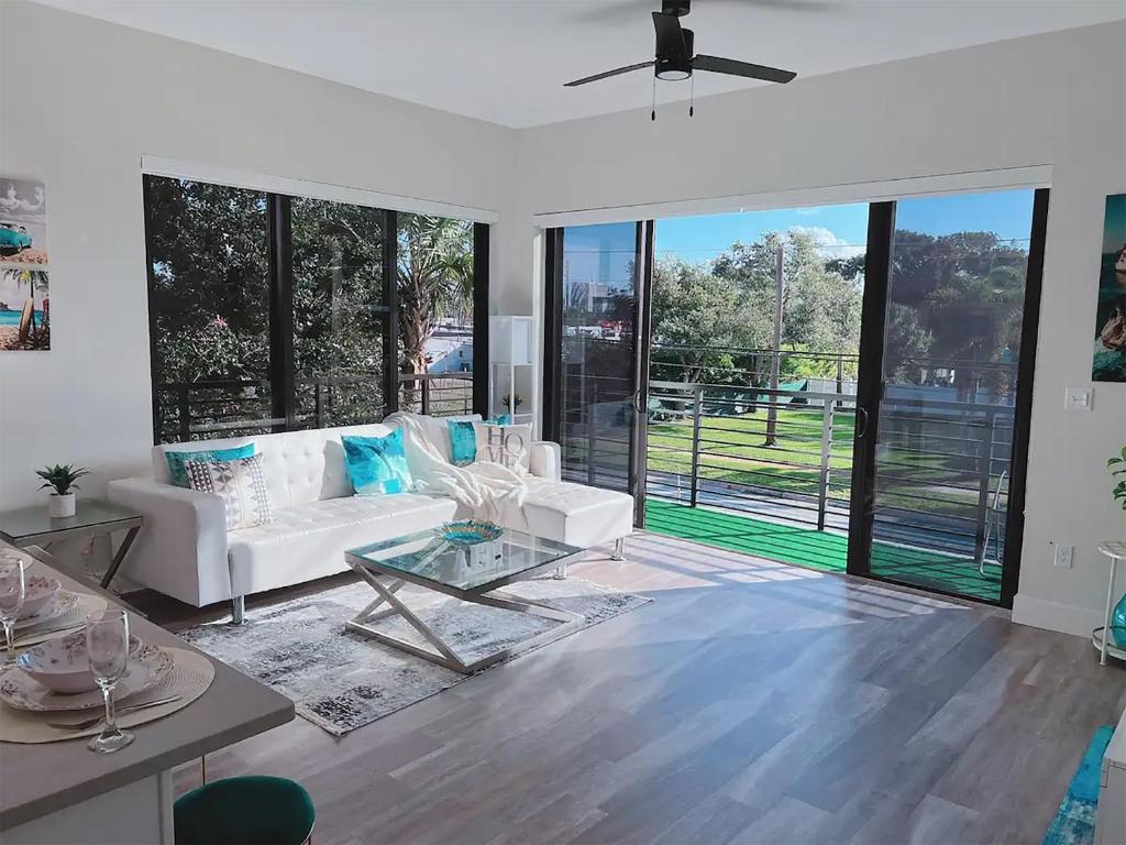 Lux place and cozy 3Beds 2Rooms enjoy life in WPB Gym, EV Station