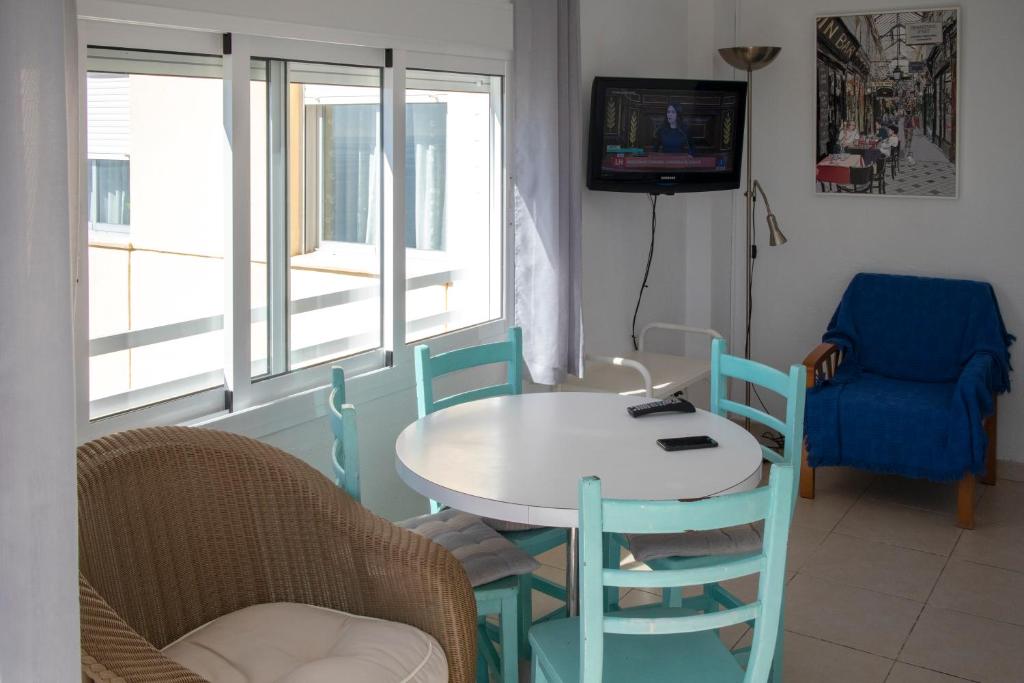 Televízia a/alebo spoločenská miestnosť v ubytovaní Primera Línea de Playa