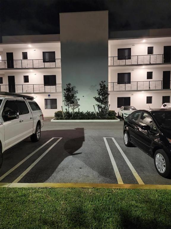 Lux place and cozy 3Beds 2Rooms enjoy life in WPB Gym, EV Station Nearby the downtown and beaches photo