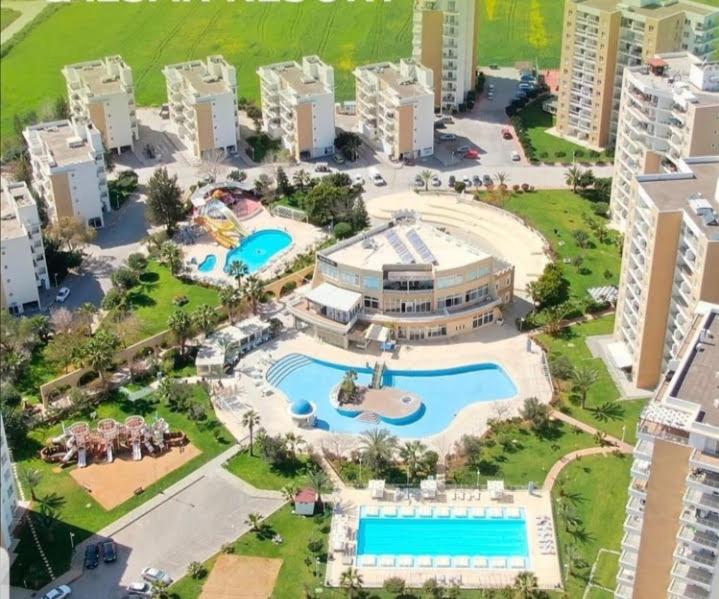 uma vista aérea de um resort com uma piscina em Northern C y p r u s Trikomo, Iskele, Long Beach, Caesar Resort apartment Commodus -SMART TV em Trikomo