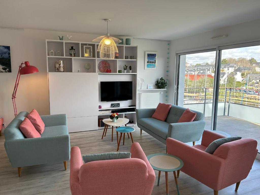 sala de estar con 2 sofás y TV en Les Terrasses Marines - Vue imprenable sur le port de plaisance en Vannes