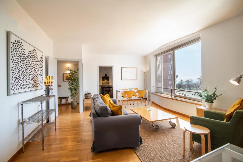 ein Wohnzimmer mit einem Sofa und einem Tisch in der Unterkunft 31TILB1041 Magnific Apartment in Villa Olímpica in Barcelona