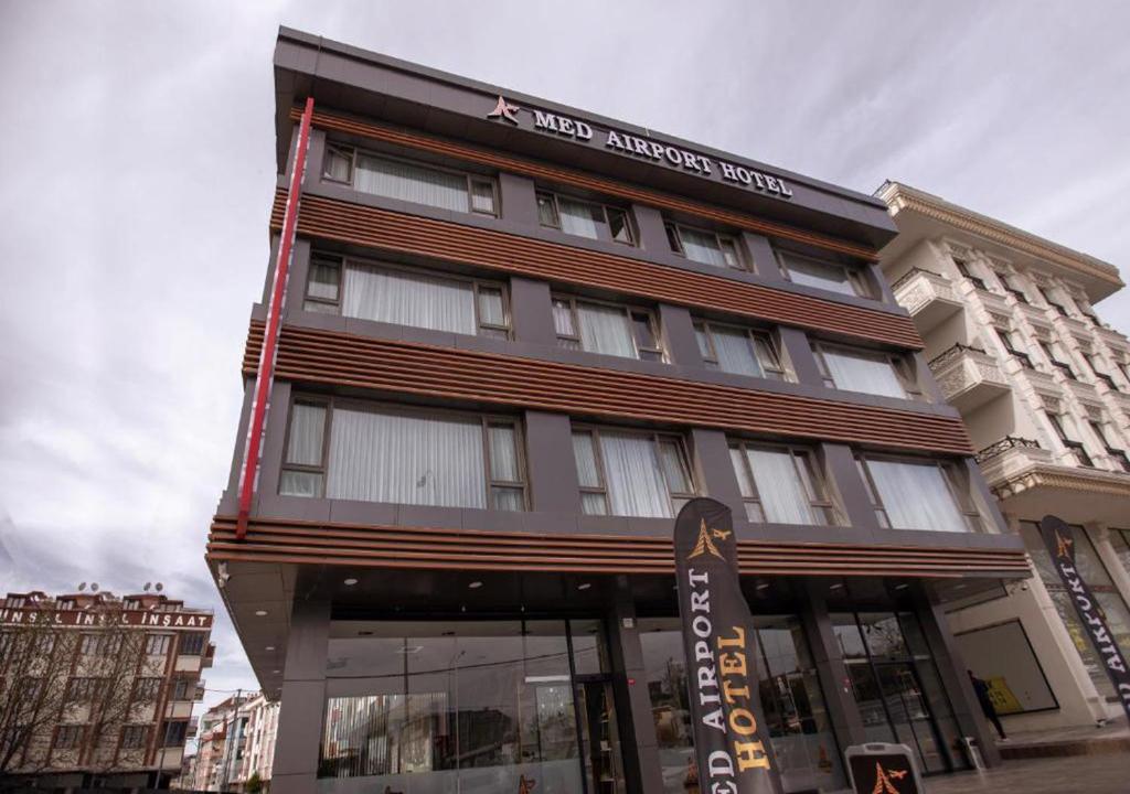 un edificio con una señal delante de él en MED Airport Hotel, en Arnavutköy