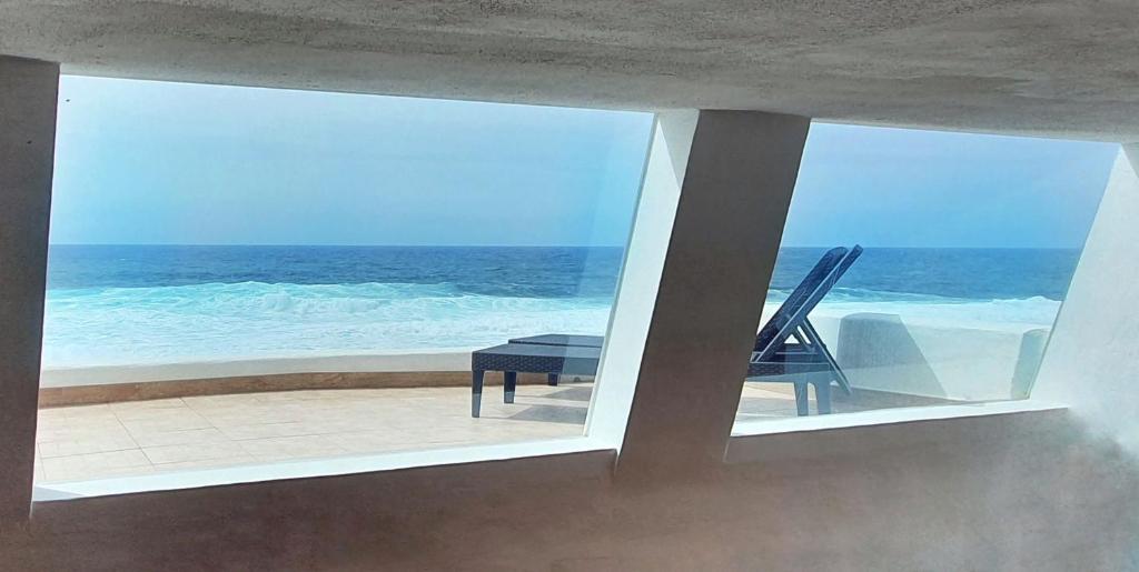een balkon met uitzicht op de oceaan bij Lanzarote Casa azul in La Santa