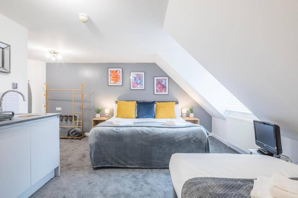 Un pat sau paturi într-o cameră la Cambridge - Private Room 8 by Milton Guest House