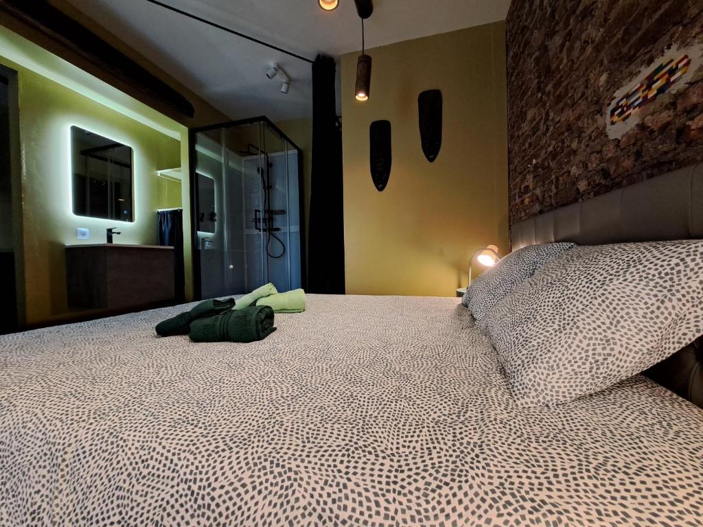 Un dormitorio con una cama con una toalla verde. en Le 23 - La Roche-en-Ardenne, en La-Roche-en-Ardenne