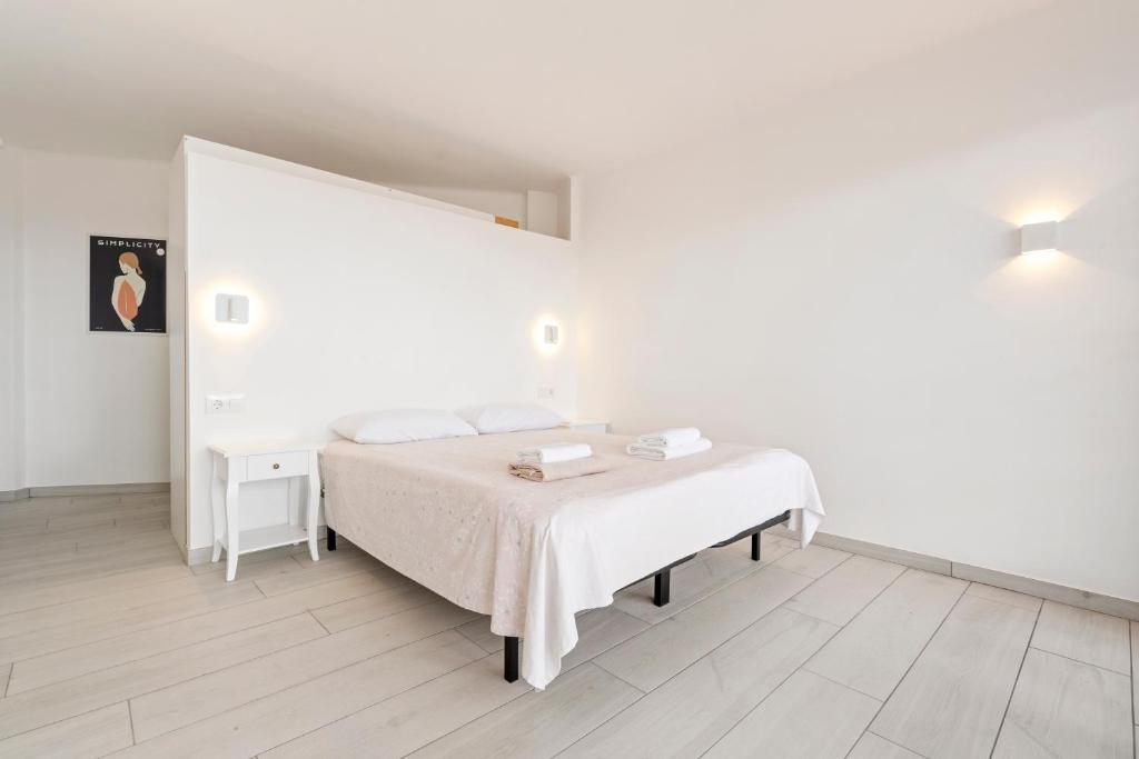 A bed or beds in a room at WELCS ATICO 042 EMP frente al mar con terraza