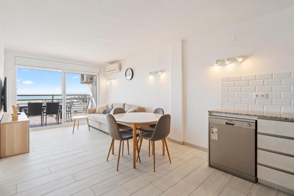 A kitchen or kitchenette at WELCS ATICO 042 EMP frente al mar con terraza