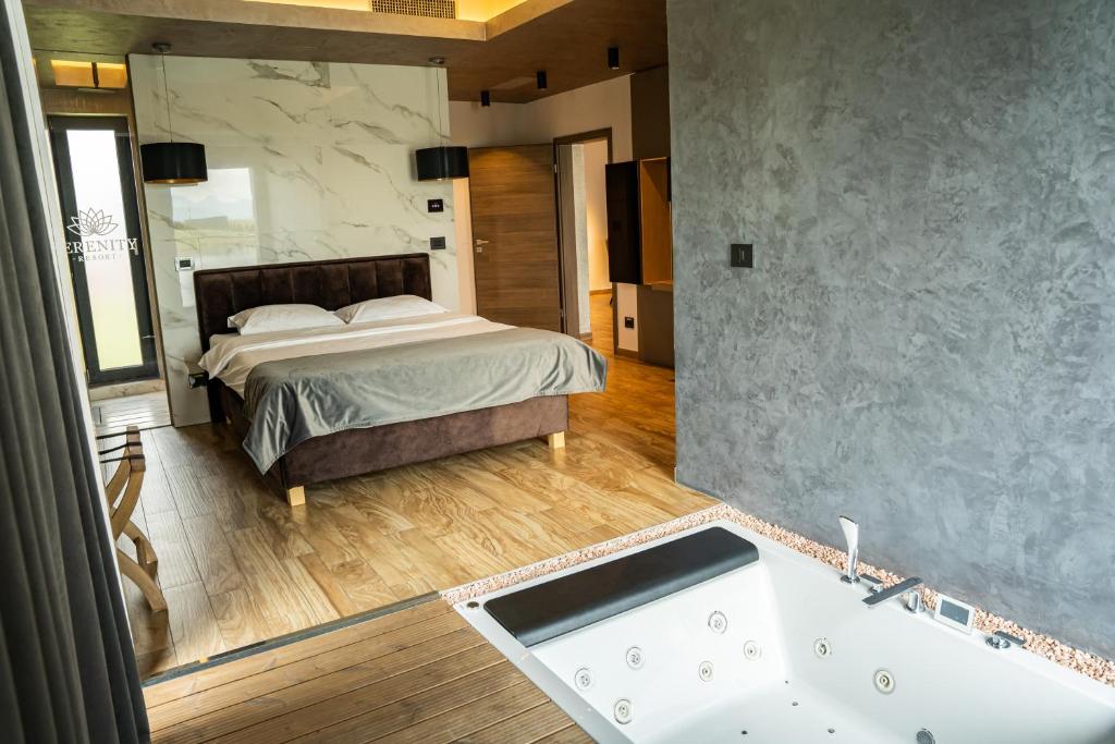 Een bed of bedden in een kamer bij Serenity Resort