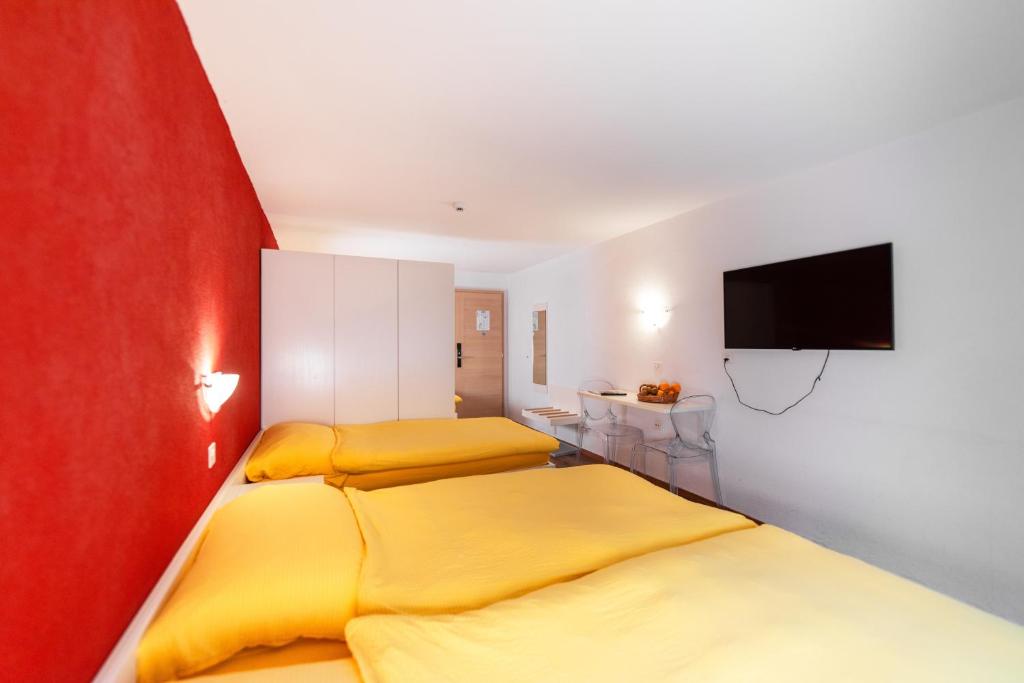 Televiisor ja/või meelelahutuskeskus majutusasutuses Hotel Mountime