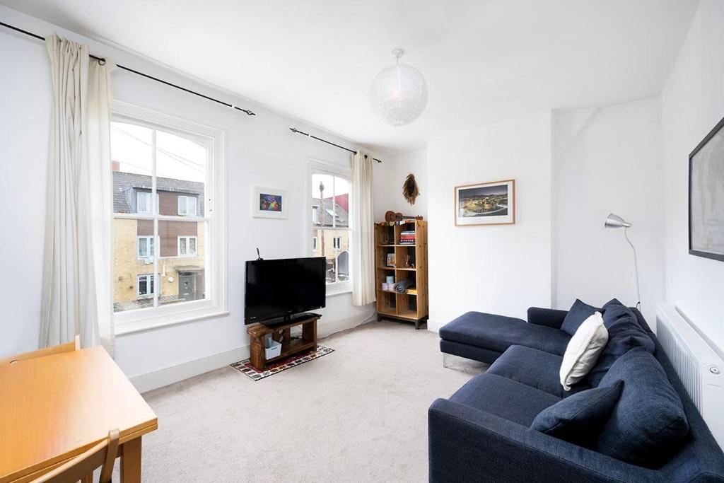 Uma área de estar em Lovely Top Floor Flat in Vibrant New Cross London