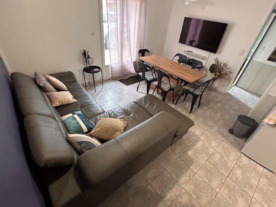 - un salon avec un canapé et une table dans l'établissement Charmante maison aux sables 6 personnes, à Olonne-sur-Mer