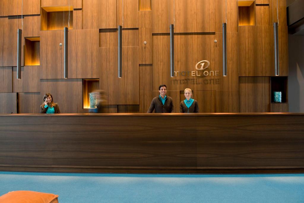 Členové personálu v ubytování Motel One München-Campus